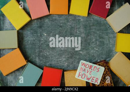 La pose plate de livres multicolores sur le tableau noir et les mots de signe ont le pouvoir. Lecture,littérature,éducation,bibliothèque,maquette de bureau à domicile,grand espace de copie en t Banque D'Images