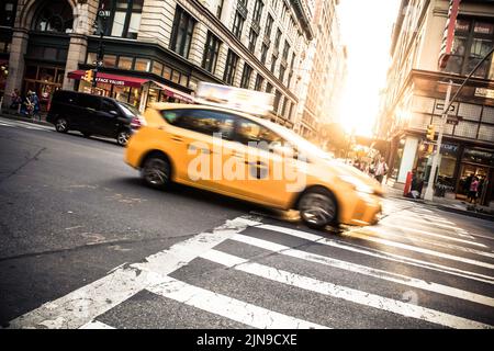 New York, New York - 14 juin 2018 : vue sur la rue animée du centre-ville de Manhattan avec des véhicules au coucher du soleil photographiés sur Broadway. Banque D'Images