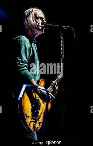 Paul Weller sur scène lors de sa représentation au venue Cymru Arena de Llandudno, au nord du pays de Galles. Banque D'Images