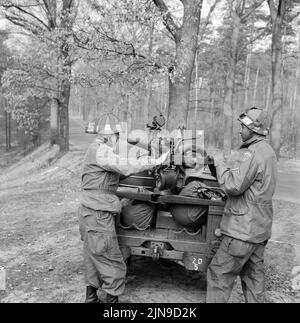 Original-Bildunterschrift: 3000 amerikanische Soldaten im Frühjahrsmanöver - seit gestern der Berlner Grunewald WIDER 'Schlachtfeld' und die beiden US-Kampfgruppen trainieren mt Platzpatren und hochsiver Übungsmunition für den Angriffs, Berlin, 1961. Banque D'Images