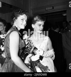 Filmfestspiele Berlin 1955 - Romy Schneider und Isabella Pia BEI den Filmfestspielen, Berlin, Deutschland 1955. Banque D'Images