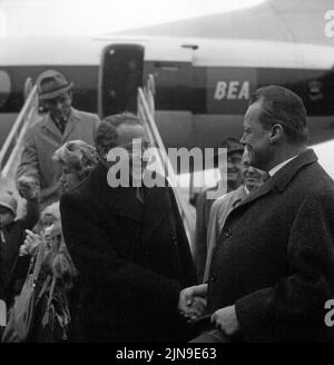 Original-Bildunterschrift: Hugh Todd Naylor Gaitskell, britischer Oppositionsführer, traf heute nachmittag zu einem dreitägigen Informationsbesuch in Berlin ein. Er wurde auf dem Flughafen Tempelhof vom Regierenden Bürgermeister Willy Brandt herzlich empfangen, Berlin, Deutschland 1962. Banque D'Images