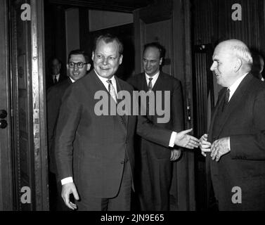 Original-Bildunterschrift: Hugh Todd Naylor Gaitskell, britischer Oppositionsführer, traf heute nachmittag zu einem dreitägigen Informationsbesuch in Berlin ein. Er wurde auf dem Flughafen Tempelhof vom Regierenden Bürgermeister Willy Brandt herzlich empfangen, Berlin, Deutschland 1962. Banque D'Images