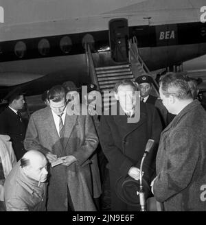 Original-Bildunterschrift: Hugh Todd Naylor Gaitskell, britischer Oppositionsführer, traf heute nachmittag zu einem dreitägigen Informationsbesuch in Berlin ein. Er wurde auf dem Flughafen Tempelhof vom Regierenden Bürgermeister Willy Brandt herzlich empfangen, Berlin, Deutschland 1962. Banque D'Images