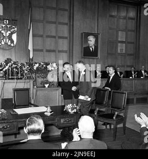 Original-Bildunterschrift: Christian Herter kam das erste Mal nach Berlin - heute vormittag traf der amerikanische Außenminister Christian Archibald Herter auf dem Flughafen Tempelhof ein, wo er von Vertreten des Senats begrüsst wurde, im Rathaus Schöneberg auf dem Bürmeister, Berlin, Brandheiden 1959. Banque D'Images