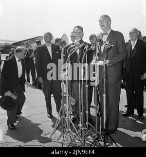 Original-Bildunterschrift: Christian Herter kam das erste Mal nach Berlin - heute vormittag traf der amerikanische Außenminister Christian Archibald Herter auf dem Flughafen Tempelhof ein, WO er von Vertreten des Senats begrüsst wurde. Unser Bild zeigt: Willy Henneberg, Willy Brandt, Christian Herter, Berlin, Allemagne 1959. Banque D'Images