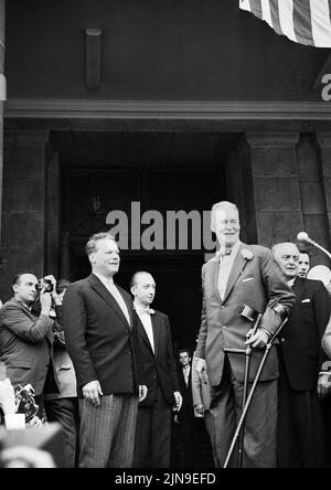 Original-Bildunterschrift: Christian Herter kam das erste Mal nach Berlin - heute vormittag traf der amerikanische Außenminister Christian Archibald Herter auf dem Flughafen Tempelhof ein, wo er von Vertreten des Senats begrüsst wurde, vor dem Rathaus Schöneberg auf dem Bürmeberg, Berlin 1959. Banque D'Images