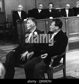 Original-Bildunterschrift: Christian Herter kam das erste Mal nach Berlin - heute vormittag traf der amerikanische Außenminister Christian Archibald Herter auf dem Flughafen Tempelhof ein, wo er von Vertreten des Senats begrüsst wurde, im Rathaus Schöneberg auf dem Bürmeister, Berlin, Brandheiden 1959. Banque D'Images