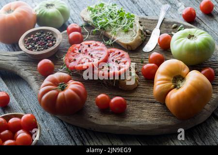 Sandwichs ouverts avec tomates en fleur et pousses de micro-vert. Banque D'Images