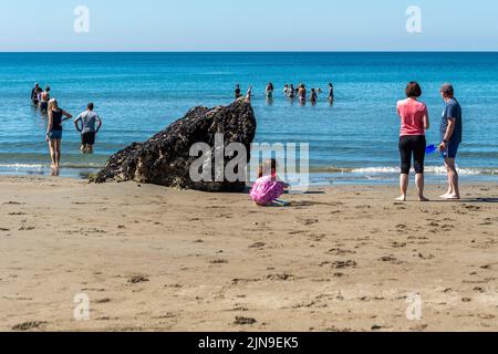 Dunworley, West Cork, Irlande. 10th août 2022. Les températures ont atteint 23C ce matin à Dunworley Beach à West Cork. De nombreux habitants et touristes ont profité du temps chaud et de la marée descendante pour profiter d'une journée à la plage. Crédit : AG News/Alay Live News Banque D'Images