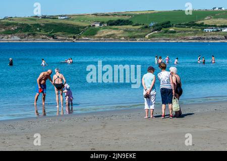 Dunworley, West Cork, Irlande. 10th août 2022. Les températures ont atteint 23C ce matin à Dunworley Beach à West Cork. De nombreux habitants et touristes ont profité du temps chaud et de la marée descendante pour profiter d'une journée à la plage. Crédit : AG News/Alay Live News Banque D'Images