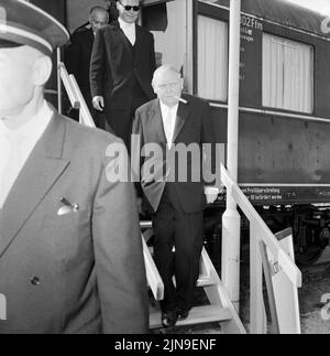 Original-Bildunterschrift: Eröffnung der 10. Deutschen Industrie-Ausstellung am Funkturm - hier: Bundeswirtschaftsministre Ludwig Erhard und Bürgermeister Willy Brandt beim Verlassen des Trans-Europa-Express, Berlin, Allemagne 1959. Banque D'Images