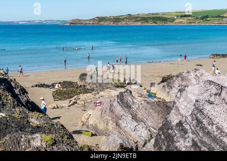 Dunworley, West Cork, Irlande. 10th août 2022. Les températures ont atteint 23C ce matin à Dunworley Beach à West Cork. De nombreux habitants et touristes ont profité du temps chaud et de la marée descendante pour profiter d'une journée à la plage. Crédit : AG News/Alay Live News Banque D'Images