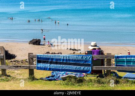 Dunworley, West Cork, Irlande. 10th août 2022. Les températures ont atteint 23C ce matin à Dunworley Beach à West Cork. De nombreux habitants et touristes ont profité du temps chaud et de la marée descendante pour profiter d'une journée à la plage. Crédit : AG News/Alay Live News Banque D'Images