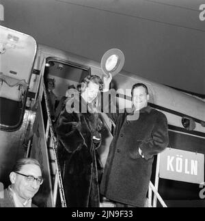 Original-Bildunterschrift: Gingen auf die große Reise - Der Regierende Bürgermeister Willy Brandt und seine Gattin rut beim Abschied auf dem Flughafen Tempelhof, Berlin, Allemagne 1959 Banque D'Images