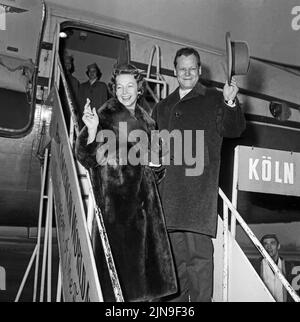 Original-Bildunterschrift: Gingen auf die große Reise - Der Regierende Bürgermeister Willy Brandt und seine Gattin rut beim Abschied auf dem Flughafen Tempelhof, Berlin, Allemagne 1959 Banque D'Images