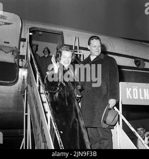 Original-Bildunterschrift: Gingen auf die große Reise - Der Regierende Bürgermeister Willy Brandt und seine Gattin rut beim Abschied auf dem Flughafen Tempelhof, Berlin, Allemagne 1959 Banque D'Images