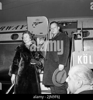 Original-Bildunterschrift: Gingen auf die große Reise - Der Regierende Bürgermeister Willy Brandt und seine Gattin rut beim Abschied auf dem Flughafen Tempelhof, Berlin, Allemagne 1959 Banque D'Images