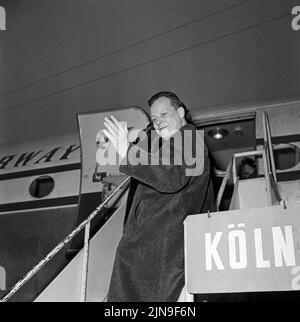 Original-Bildunterschrift: Gingen auf die große Reise - Der Regierende Bürgermeister Willy Brandt beim Abschied auf dem Flughafen Tempelhof, Berlin, Allemagne 1959 Banque D'Images