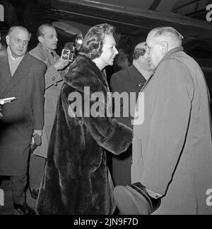 Original-Bildunterschrift: Gingen auf die große Reise - Während sich Willy Brandt mit einem kleinen Trunk von seinem Amtskollegen Franz Amrehn verabschiedete, nahm Frau rut Abschied vom Fahrer, Berlin, Deutschland 1959. Banque D'Images