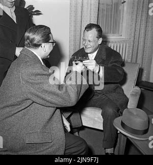 Original-Bildunterschrift: Gingen auf die große Reise - Während sich Willy Brandt mit einem kleinen Trunk von seinem Amtskollegen Franz Amrehn verabschiedete, nahm Frau rut Abschied vom Fahrer, Berlin, Deutschland 1959. Banque D'Images