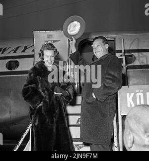 Original-Bildunterschrift: Gingen auf die große Reise - Der Regierende Bürgermeister Willy Brandt und seine Gattin rut beim Abschied auf dem Flughafen Tempelhof, Berlin, Allemagne 1959 Banque D'Images