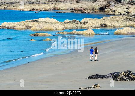 Dunworley, West Cork, Irlande. 10th août 2022. Les températures ont atteint 23C ce matin à Dunworley Beach à West Cork. De nombreux habitants et touristes ont profité du temps chaud et de la marée descendante pour profiter d'une journée à la plage. Crédit : AG News/Alay Live News Banque D'Images