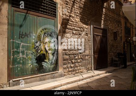 Portrait mural de la Vierge Marie dans une rue du vieux Bari, Apulia Banque D'Images