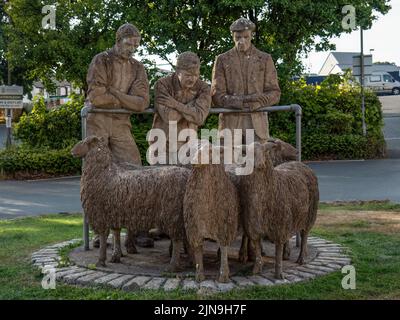 HATHERLEIGH, DEVON, ANGLETERRE - AOÛT 9 2022 : la célèbre sculpture de moutons créée par Roger Dean. C'est un mémorial au Blitz de l'Exeter de la Seconde Guerre mondiale Banque D'Images