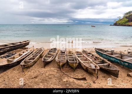 Sao Tomé, dugouts sur la plage dans le village de pêcheurs Banque D'Images