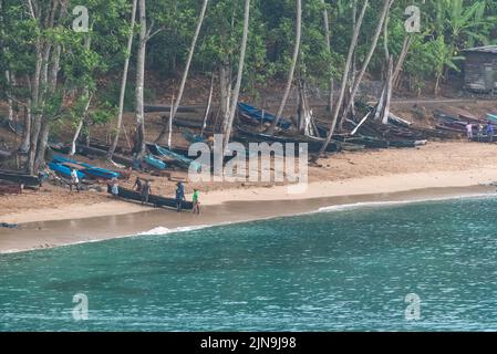 Sao Tomé, dugouts sur la plage dans le village de pêcheurs Banque D'Images