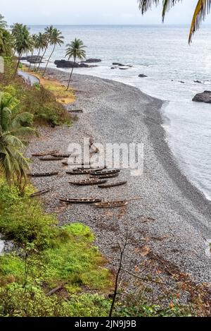 Sao Tomé, dugouts sur la plage dans le village de pêcheurs Banque D'Images