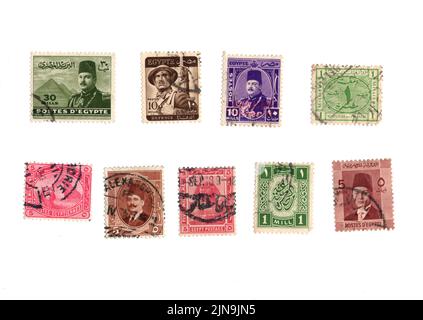 Une sélection de vieux timbres-poste d'Égypte sur fond blanc. Banque D'Images