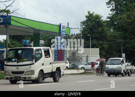 Yangon, Myanmar. 10th août 2022. Les véhicules automobiles se trouvent dans une station-service à Yangon, au Myanmar, le 10 août 2022. Les prix de l'essence et du diesel ont augmenté de 3 pour cent par rapport aux prix une semaine plus tôt, avant que la banque centrale du Myanmar ne modifie ses taux de change de référence, les données officielles ont montré mardi.POUR ALLER AVEC 'les prix de l'essence, du diesel en hausse autour de 3 pct au Myanmar' crédit: Myo Kyaw SOE/Xinhua/Alay Live News Banque D'Images