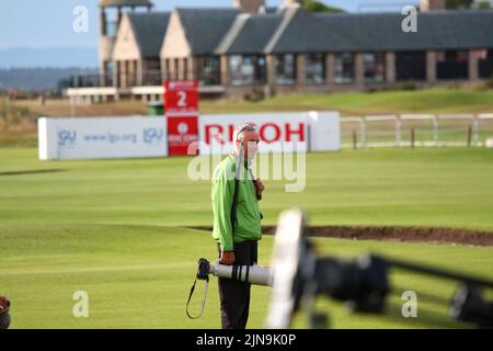 David Cannon, photographe de golf légendaire, sur le 18th trous lors de la ronde pro-Am de l'Open britannique féminin de Ricoh 2013 qui s'est tenue au St Andrews Old course en juillet Banque D'Images