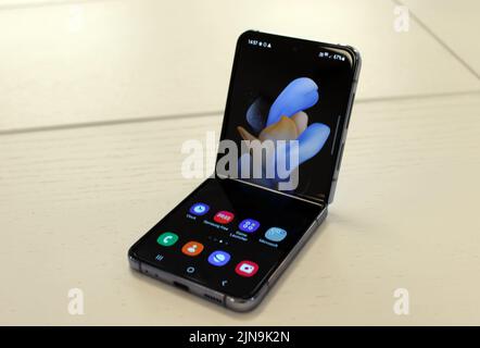 Un Galaxy Z Flip4. Samsung a dévoilé une nouvelle génération de smartphones pliables alors que le géant de la technologie poursuit sa volonté d'offrir des appareils à écran flexible au grand public. L'entreprise a utilisé son événement virtuel déballé pour annoncer le Galaxy Z Fold4 et le Galaxy Z Flip4. Date de la photo: Vendredi 5 août 2022. Banque D'Images