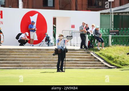 David Cannon, photographe de golf légendaire, a fait partie du tee-shirt 1st lors de la dernière ronde de l'Open britannique féminin de Ricoh 2013 qui s'est tenue au St Andrews Old course en août Banque D'Images