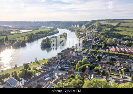 France, Eure, les Andelys, le petit Andely vu du Château Gaillard et de la vallée de la Seine avec l'île du Château (vue aérienne) // France, Eure (27), Banque D'Images