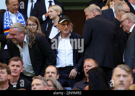 Hambourg, Allemagne. 10th août 2022. Soccer: Hamburger SV, service funéraire pour Uwe Seeler à Volksparkstadion. Le comédien Otto Waalkes peut être vu dans les stands. Credit: Christian Charisius/dpa Pool/dpa/Alay Live News Banque D'Images