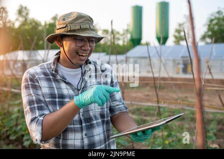 souriant réussi de jeune jardinier appréciant avec le passe-temps de lui Banque D'Images