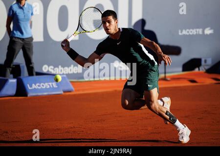 BARCELONE - APR 24: Carlos Alcaraz en action pendant le tournoi de finale de tennis du Banc Sabadell ouvert de Barcelone au Real Club de Tenis Barcelone le mois d'avril Banque D'Images