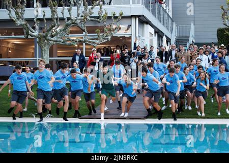 BARCELONE - avril 24 : Carlos Alcaraz célèbre la victoire qui saute à la piscine lors du tournoi de finale de tennis du banc de Barcelone Open Sabadell au Real Club Banque D'Images