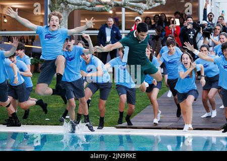 BARCELONE - avril 24 : Carlos Alcaraz célèbre la victoire qui saute à la piscine lors du tournoi de finale de tennis du banc de Barcelone Open Sabadell au Real Club Banque D'Images