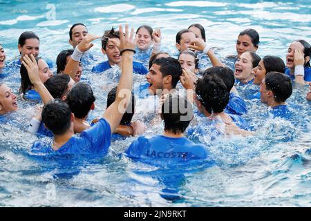 BARCELONE - avril 24 : Carlos Alcaraz célèbre la victoire qui saute à la piscine lors du tournoi de finale de tennis du banc de Barcelone Open Sabadell au Real Club Banque D'Images