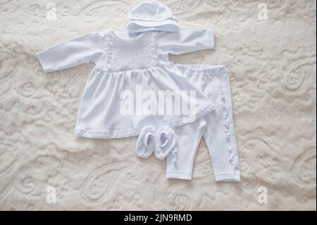 Vêtements blancs de neige pour bébé pour le rite du baptême. Banque D'Images
