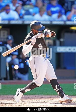 09 AOÛT 2022 : Josh Harrison, deuxième baseman de Chicago White Sox (5), est frappé par un terrain au Kauffman Stadium Kansas City, Missouri. Les Royals battent le Sox blanc 4-2 Jon Robichaud/CSM. Banque D'Images