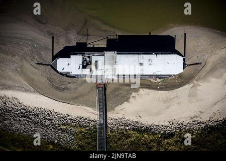 2022-08-10 14:50:22 BENEDEN-Leeuwen - Une photo de drone de bateaux secs dans le Waal près de Beneden-Leeuwen. L'eau de la rivière est extrêmement basse, ce qui entrave le trafic maritime. En raison de la sécheresse, les pays-Bas ont officiellement une pénurie d'eau. ANP / Hollandse Hoogte / Rob Engelaar pays-bas sortie - belgique sortie Banque D'Images