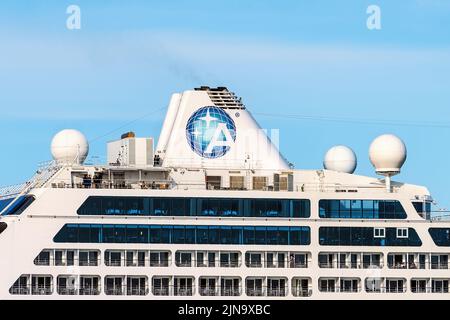 Le logo Azamara Club Cruises sur l'entonnoir du bateau de croisière Azamara Pursuit - août 2018. Banque D'Images