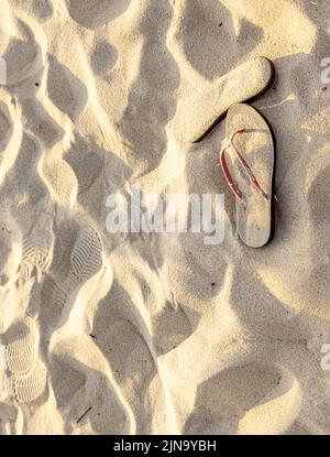 encore une vie de tongs laissés sur une plage de l'océan Banque D'Images