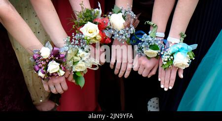 Filles avec fleurs de fleur en relief pour robes de prom belle Banque D'Images